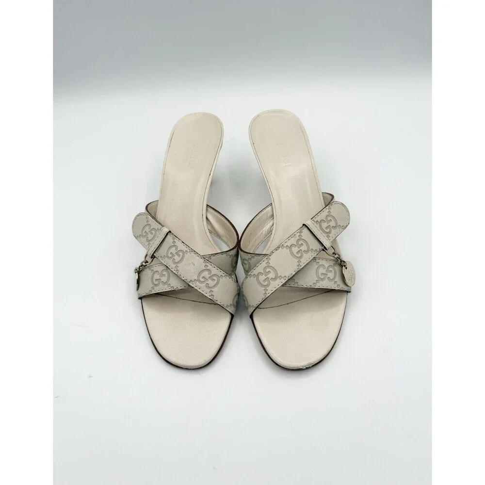 Gucci White Leather Kitten Heels Embossed GG Logo Accent & Charm Y2K Size EU 37